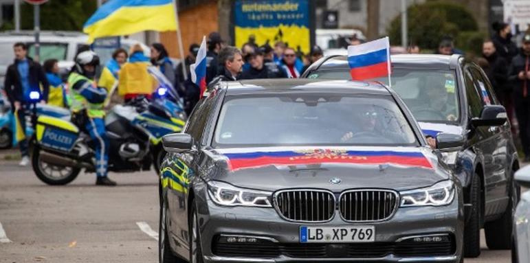 Германците пощуряха, веят руски знамена по улиците