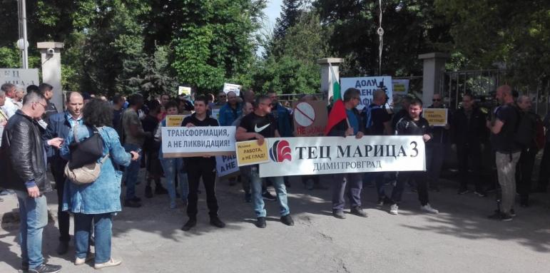 Работещи в ТЕЦ Димитровград на протест. Затвориха Околовръстния път за Стара Загора в пиков час
