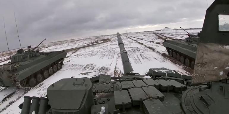 НАТО бие тревога: 30 000 руски военни преминаха границата