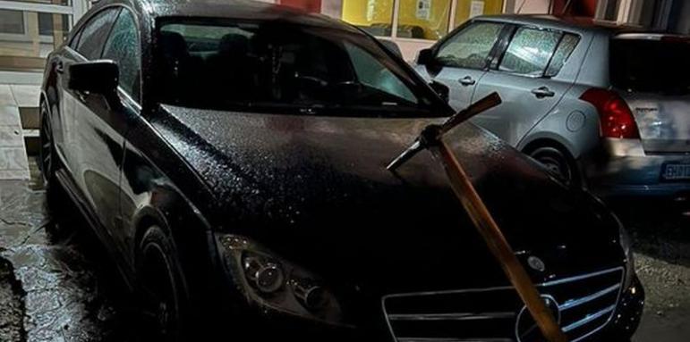 Костадинов бесен на "промяната" заради забита кирка в автомобил