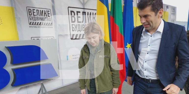 Посрещнаха Петков в Киев, водят го да види разрушенията