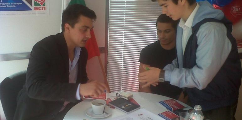 Момчил Неков раздаде автографи на кафе в Пловдив