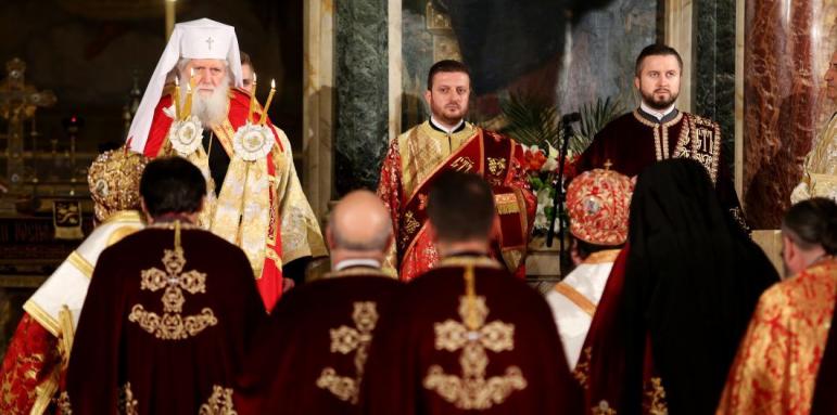 Излъчват молитвите на църквата ни във Фейсбук