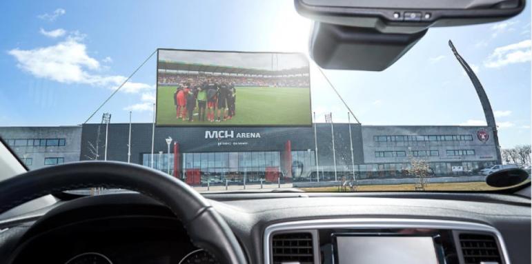 Датчани гледат футбол от паркинг