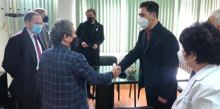 Външната министърка връчи дарение на болница в Северна Македония
