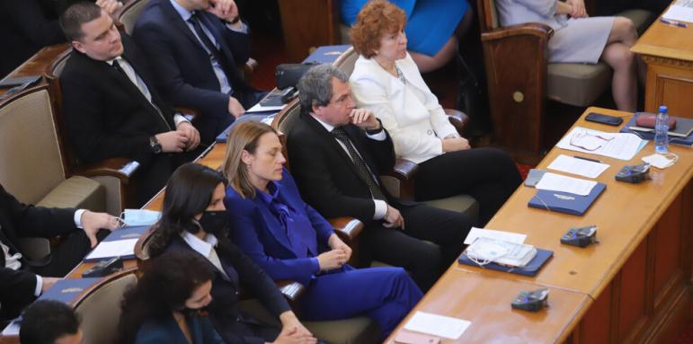 Хората на Слави напуснаха залата, напрежение с Продължаваме промяната
