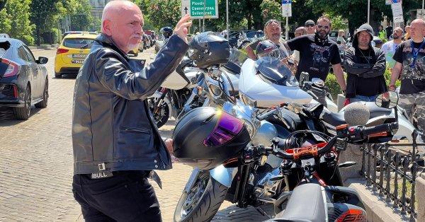 Министър Събев с мотор на протеста на моторджиите