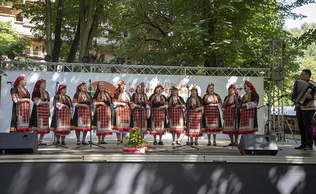 Хиляди родолюбиви българи се събраха на Тракийския фолклорен събор