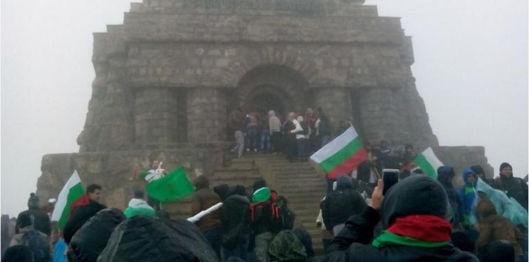 Ураганният вятър не уплаши поклонниците пред героите на Шипка