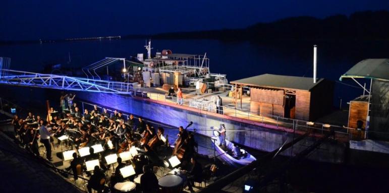 Оперна сцена в Дунава напълни Видин с румънци и сърби