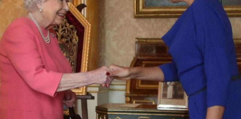 Българска шевица на ревера на британската кралица