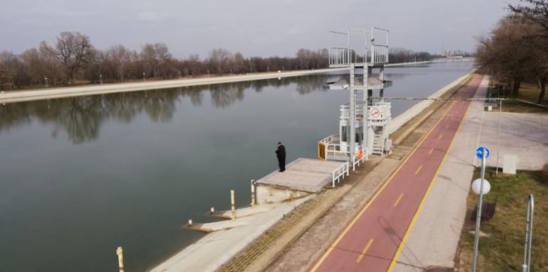 Момиче падна в леда на Гребната в Пловдив