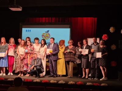 Община Казанлък получи отличие “Златна ябълка“ за цялостна политика в подкрепа на децата и семействата