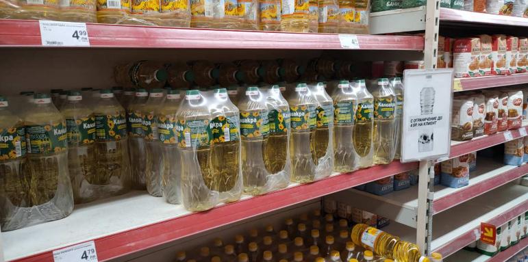 Истерия с олиото, магазините правят нещо невиждано от соца (СНИМКИ)
