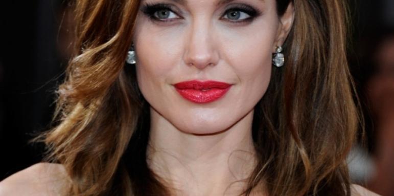 Лелята на Джоли почина от рак