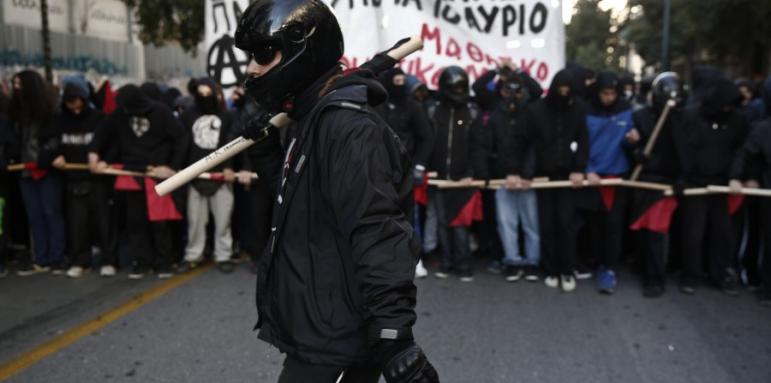 Хилядна демонстрация в памет на убит младеж в Атина