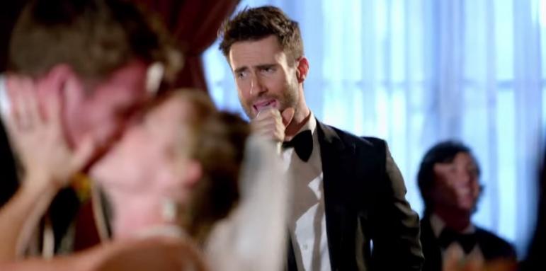 ВИДЕО: Да получиш неочакван сватбен подарък от Maroon 5