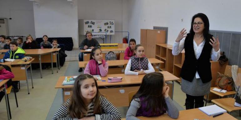 От 1 септември: Вдигат заплатите на всички учители