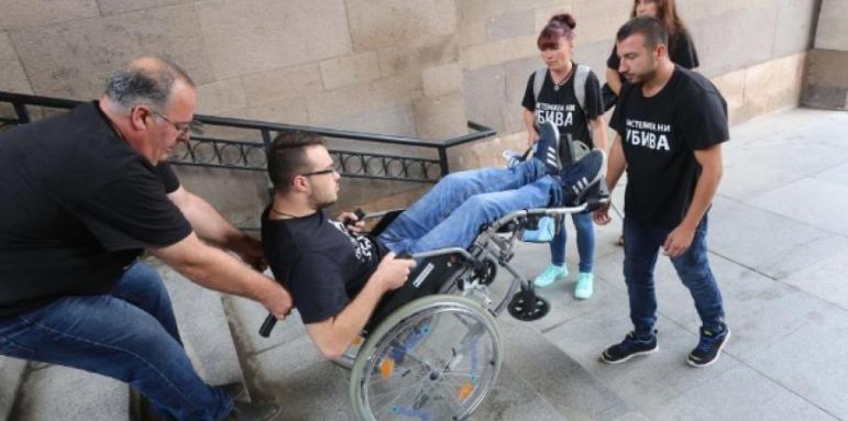 Родители закараха сина си с увреждания в приемната на Бойко Борисов, оставиха му го за ден