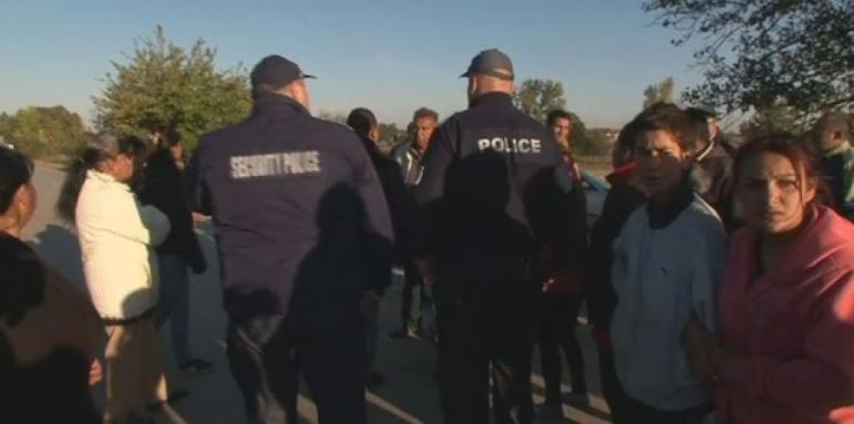 Напрежение в Търнак: Близки на блъснатото дете блокираха пътя към селото