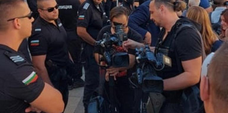 Протестъри атакуваха журналистка пред парламента