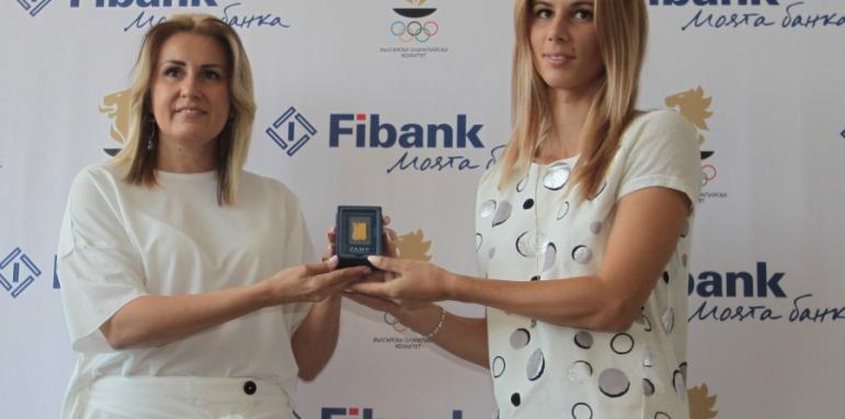 Пиронкова със златен медальон от Fibank