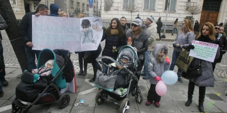 Родители излизат на протест срещу насилието в детските градини