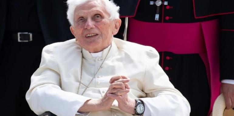 Папа Бенедикт XVI е на смъртно легло?