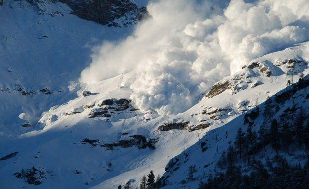 Лавина затрупа скиори в Алпите, има загинали и ранени