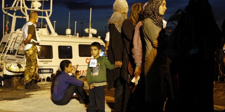 Лодка с над 200 имигранти е потънала край Сицилия