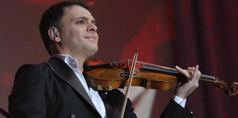 Васко Василев свири на Икарите