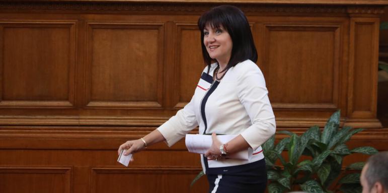 Цвета Караянчева се закача с новия шеф на парламента