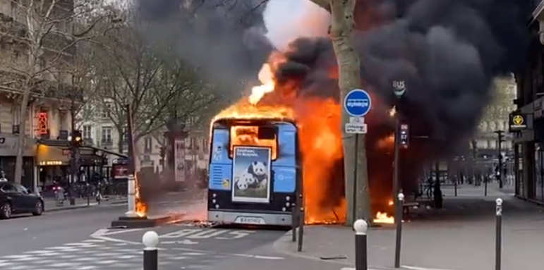 Тревога в Париж, спират електробуси от движение