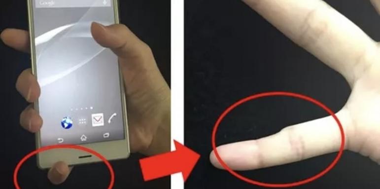 Учени: Смартфоните могат да деформират ръцете ви