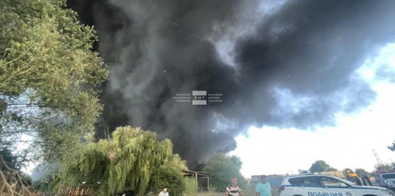 Силен пожар за строителни отпадъци в Бургас