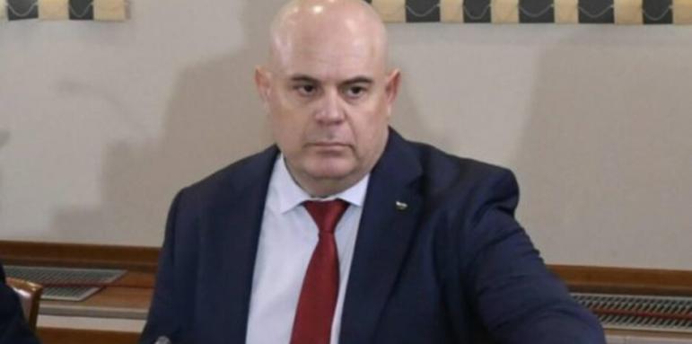 Пълен цирк! Кой пусна сигнал за Гешев