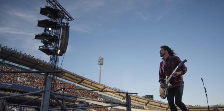 ВИДЕО: Дейв Грол счупи крак на концерт в Швеция, но го довърши 