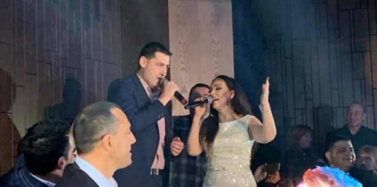 Кметът Тотев пя с Ивана "Ако умра ил загина"