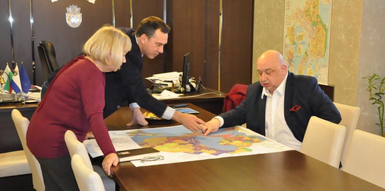 Министър Кралев оглежда терени за нов стадион в Бургас