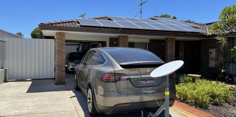 Австралийски ентусиаст постави Starlink чиния на своя Tesla Model X