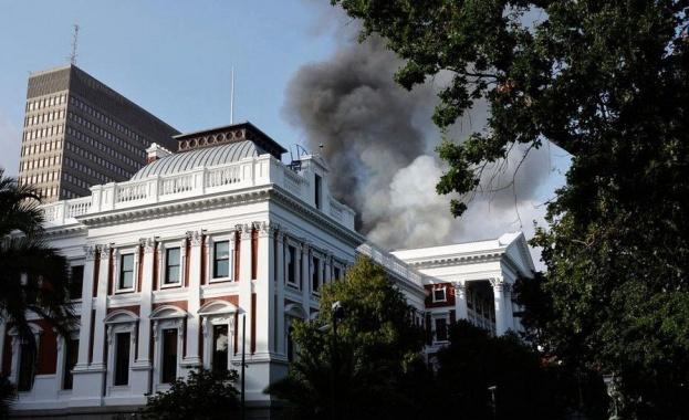 Пламна парламентът в Кейптаун