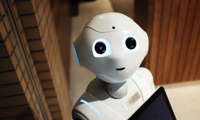 Проучване: Хората предпочитат да общуват с жени роботи в хотелите