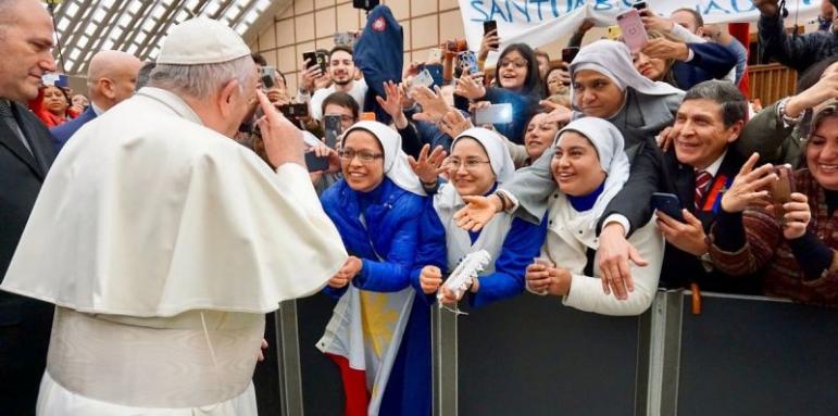 Папата вкарва жени във Ватикана, кардиналите разтревожени