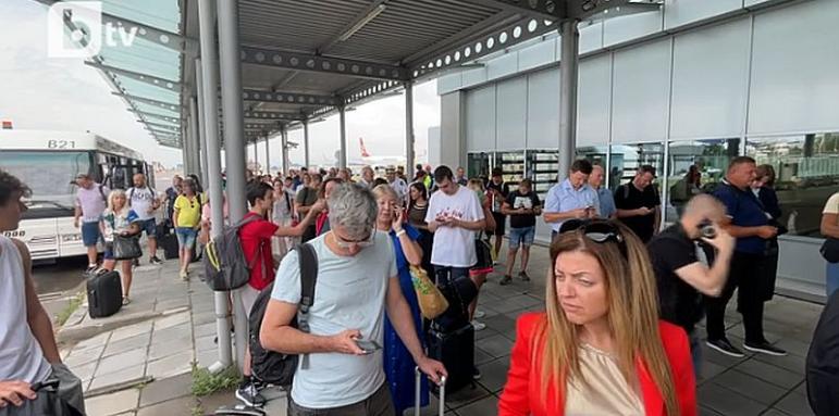 Стотици пътници вън от Летище София! Причината