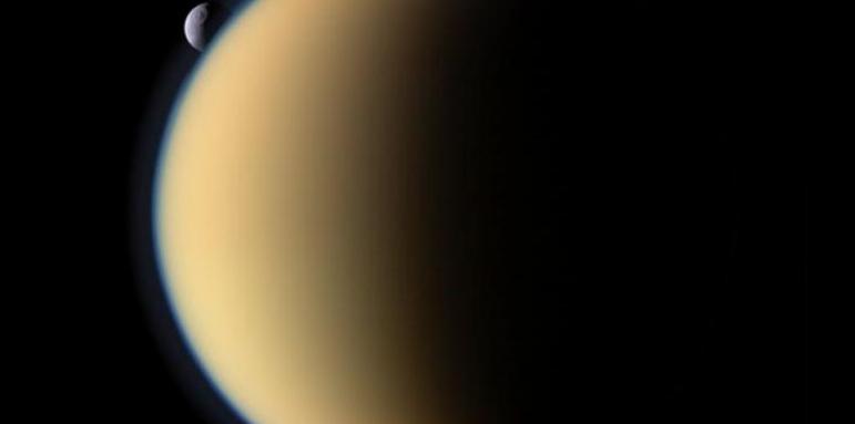 НАСА откри следи от пластмаса на Титан