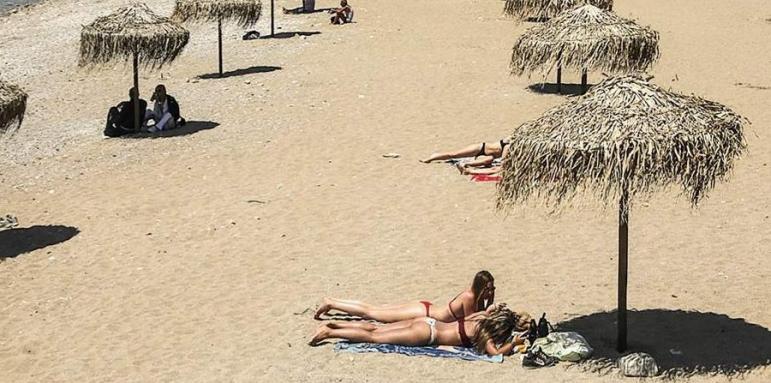 Гърците на дистанция по плажовете