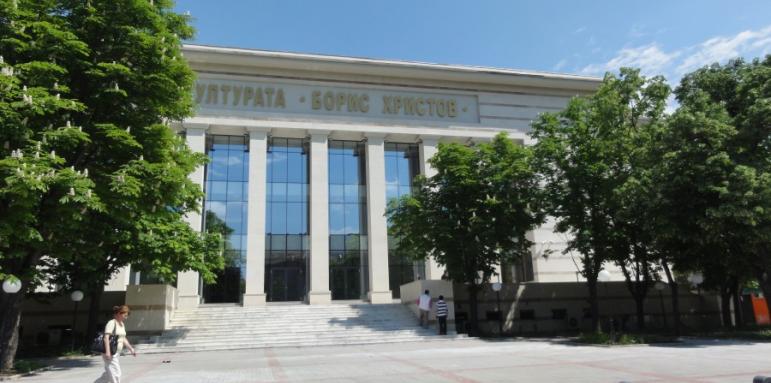 Метална чига падна в Дома на културата в Пловдив и рани трима 