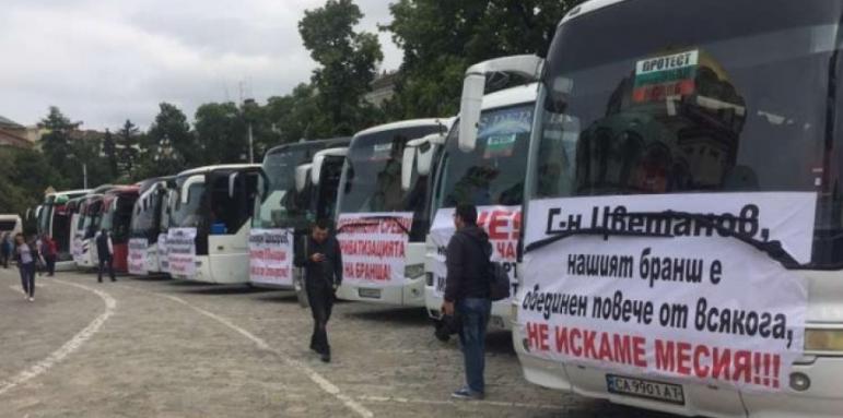 Протестът на автобусните превозвачи започна, Борисов ги покани на среща