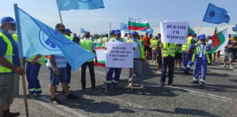 Без заплати от 5 месеца: Пътни строители блокират пътища