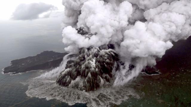 Вулканът Анак Каракатау в Индонезия отново се активизира